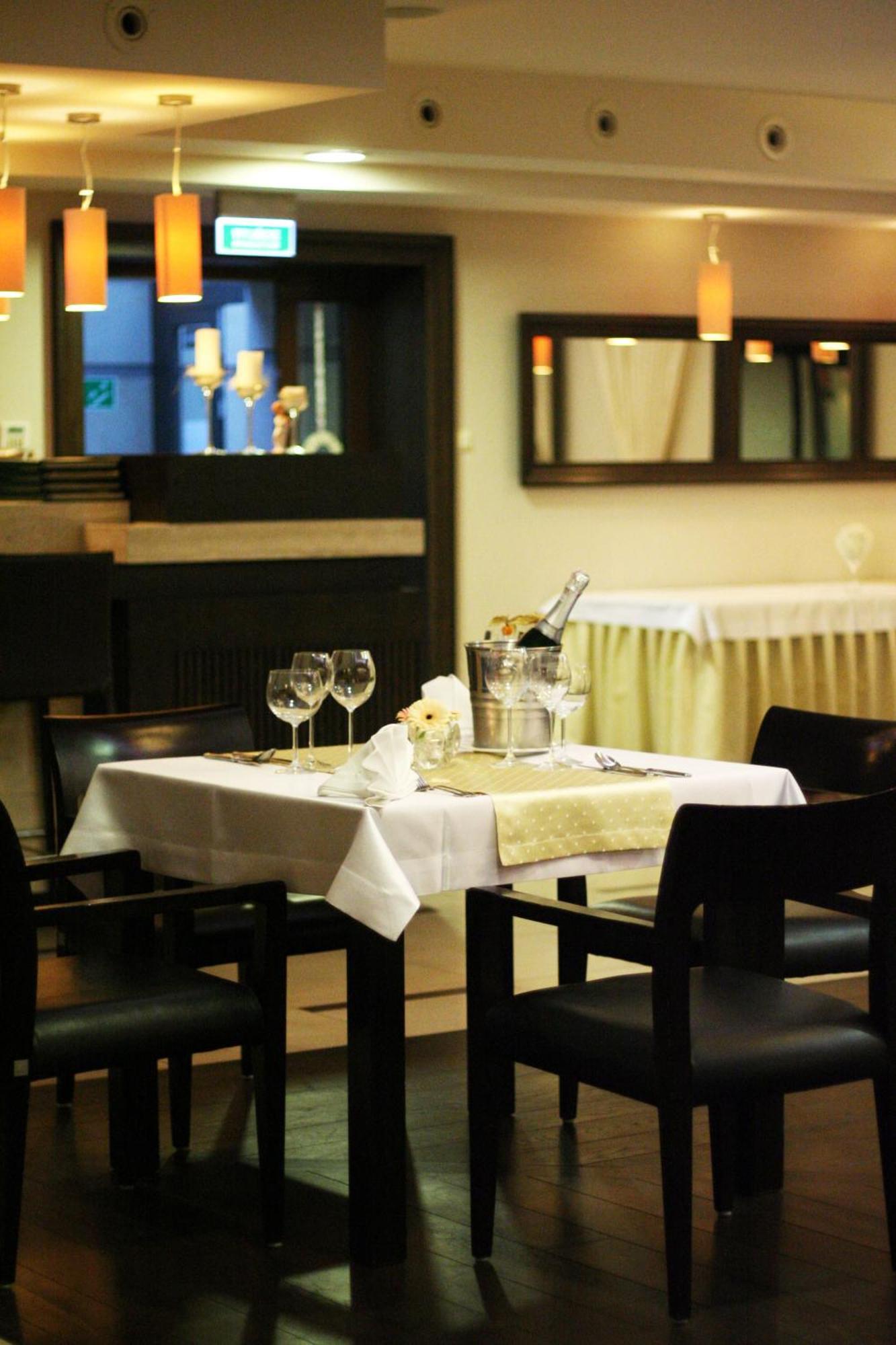 Hotel-Restauracja Platan Chrzanów Kültér fotó